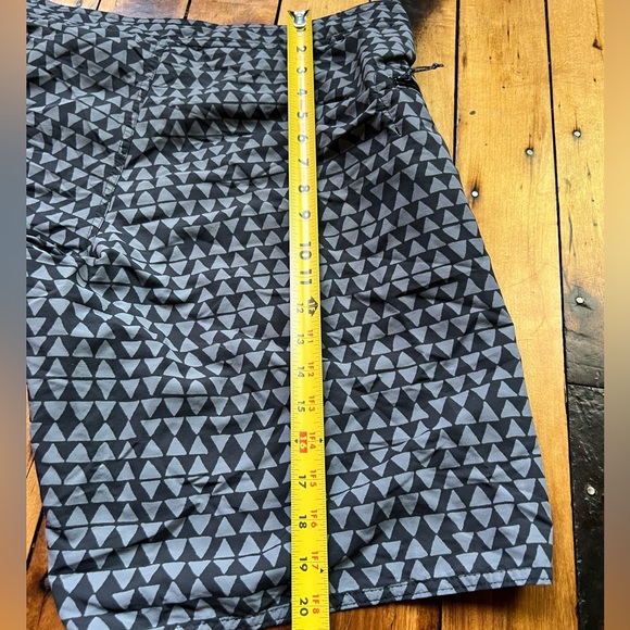 Patagonia Wavefarer Men’s 38 Board Shorts Trunks Worn Wear Geometric Pattern - Picture 11 of 11